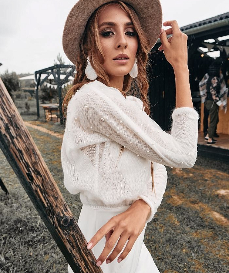 Шерстяной свитер с жемчугом