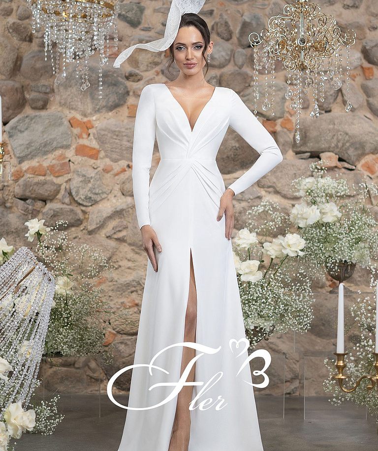 Лаконичное свадебное платье с руквами и V-вырезом