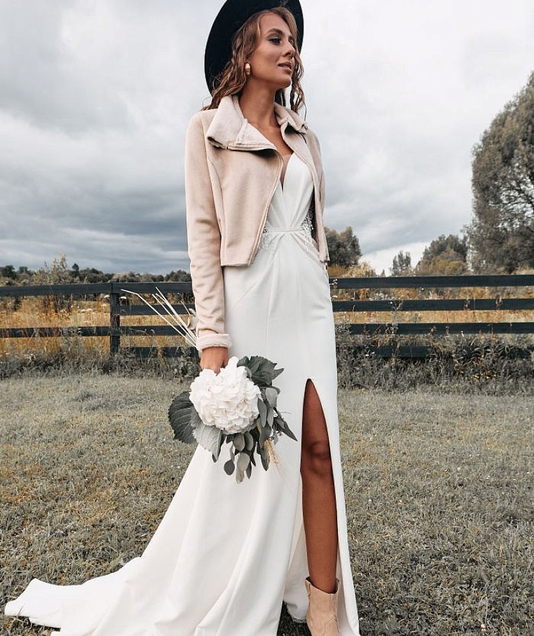 Бежевая короткая дубленка