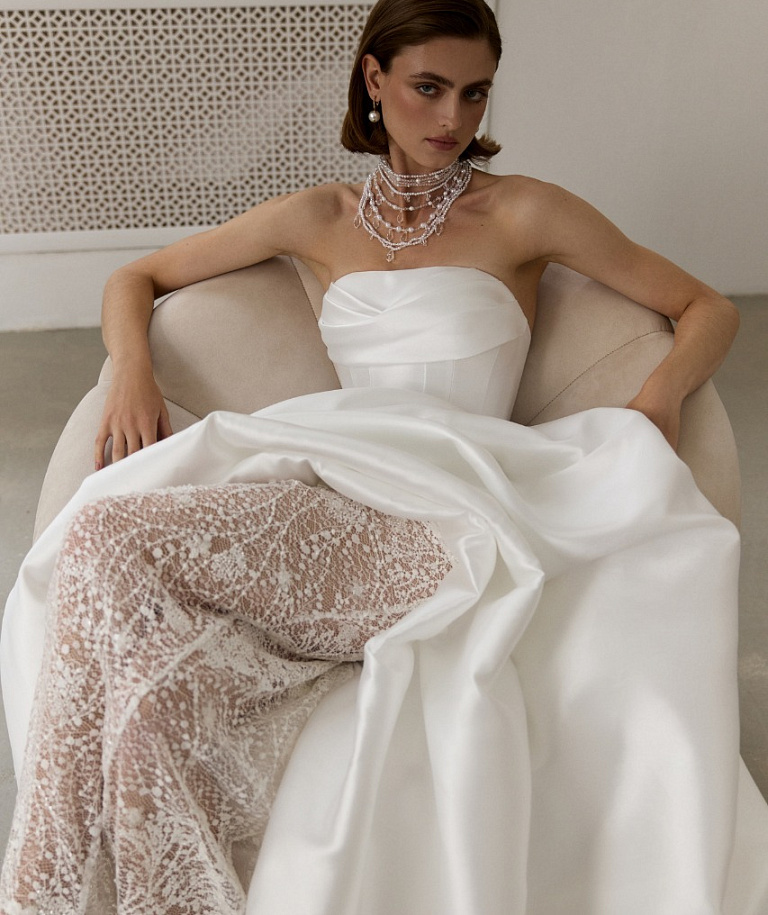 Эффектное свадебное платье из микадо с кружевной юбкой