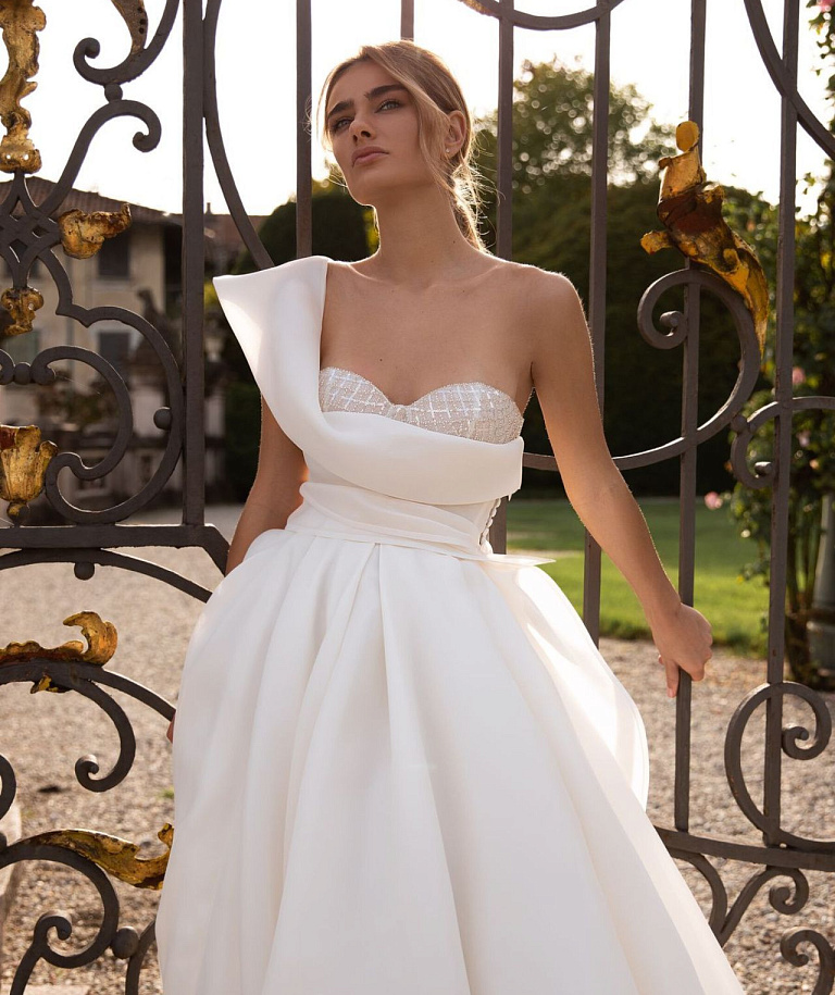 Красивое свадебное платье расшитое стеклярусом