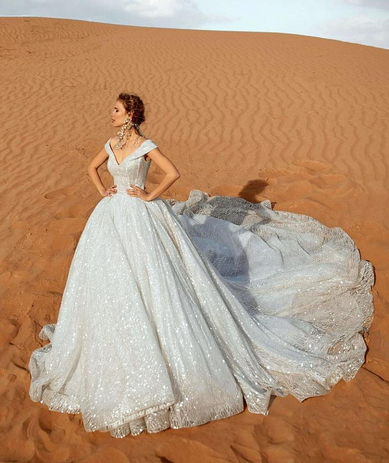 Роскошное сверкающее платье