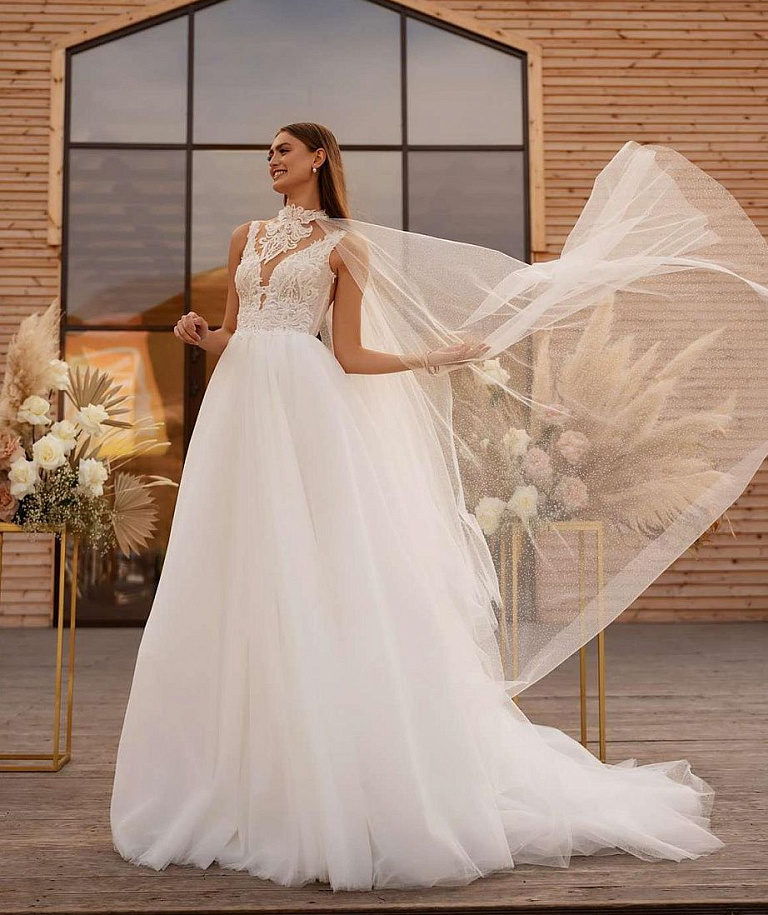 Свадебный кейп с кружевом по горлышку