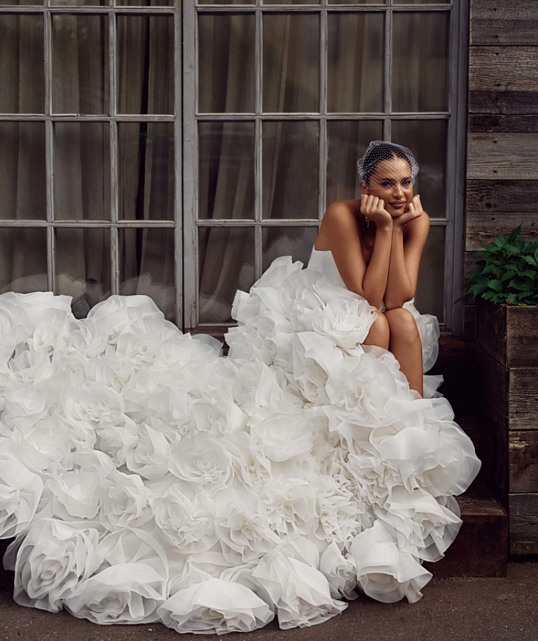 Роскошный свадебный комплет с пышной многоярусной юбкой