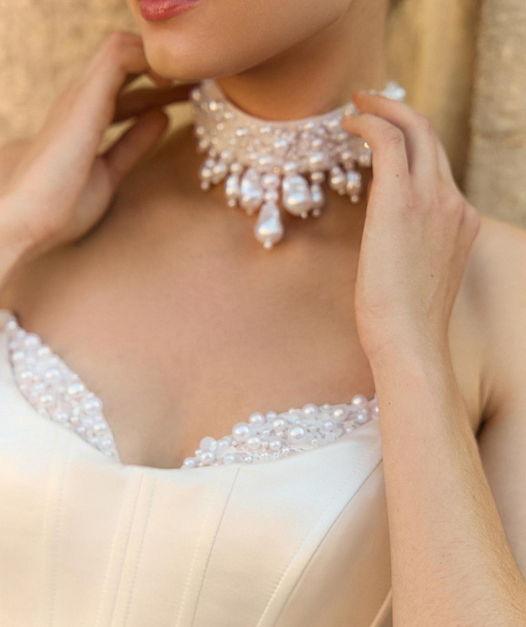 Атласное свадебное платье рыбка с корсетом и разрезом на ноге