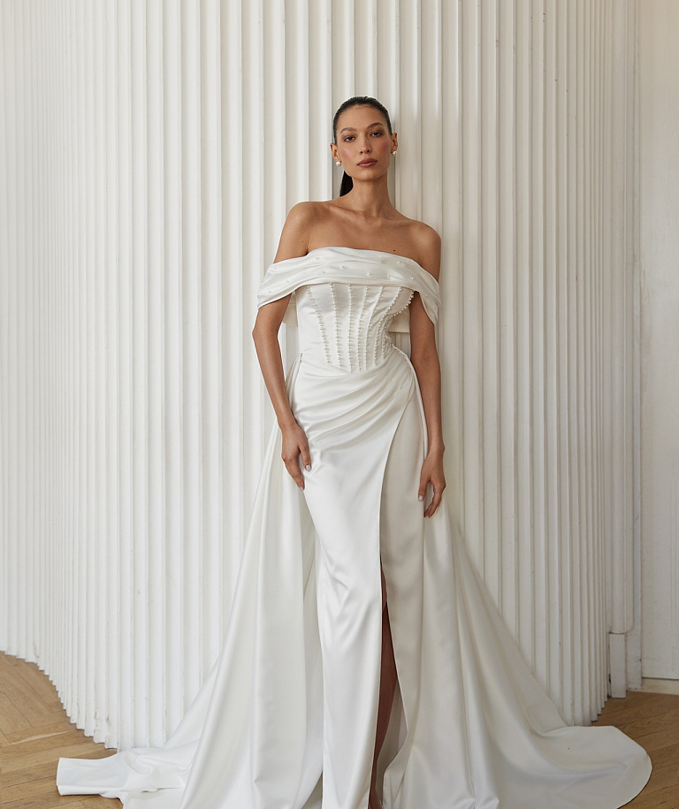 Атласное свадебное платье со съемным шлейфои и декором из жемчуга