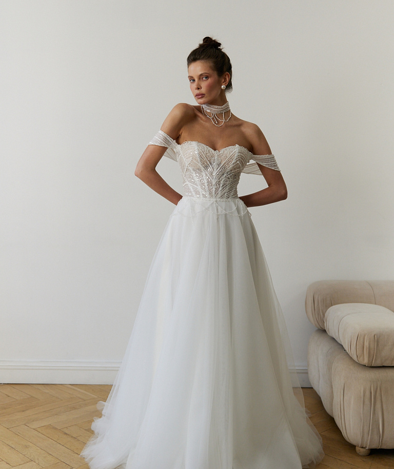 Нежное свадебное платье с чокером