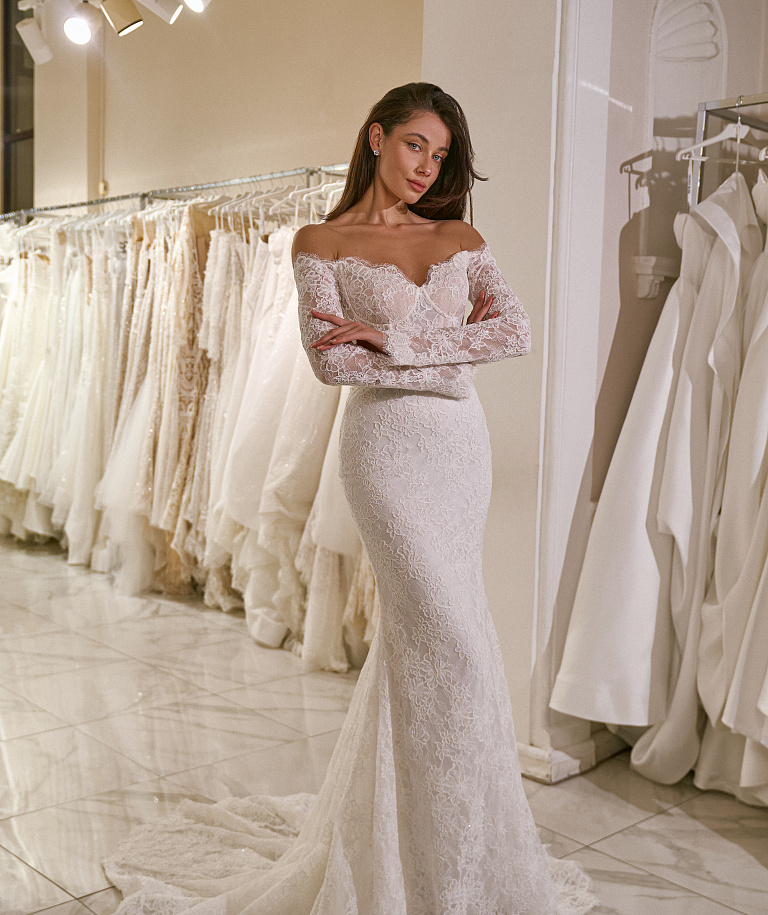 Изысканное кружевное платье со съемным шлейфом