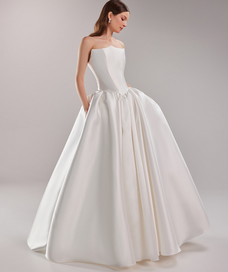 Пышное свадебное платье из микадо с открытыми плечами