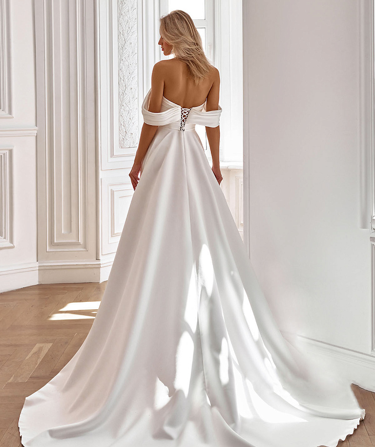 Лаконичное свадебное платье с ассиметричными бретелями