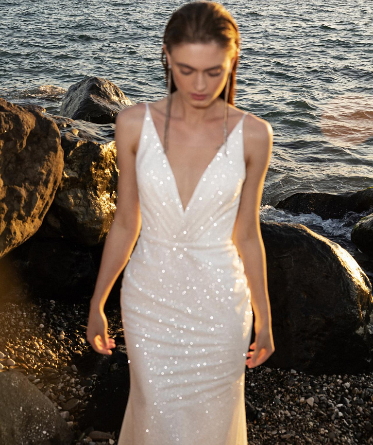 Сверкащее платье на тонких бретелях