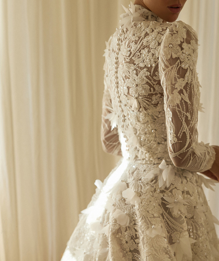 Пышное свадебное платье из роскошного цветочного кружева с болеро