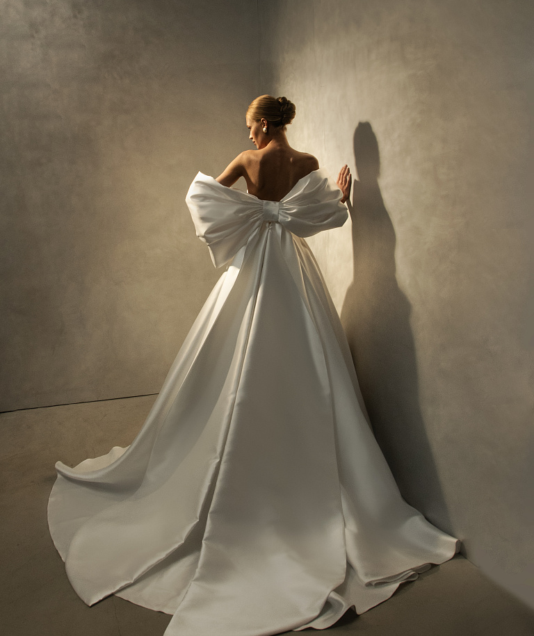 Атласное свадебное платье с объемным бантом