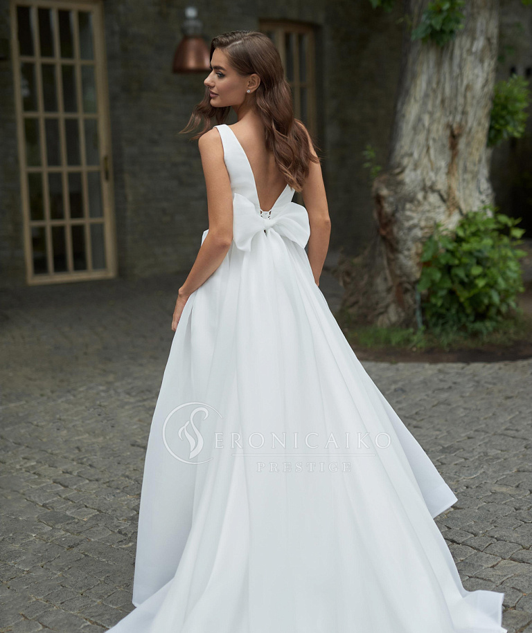 Легкое свадебное платье из шифона с v-вырезом