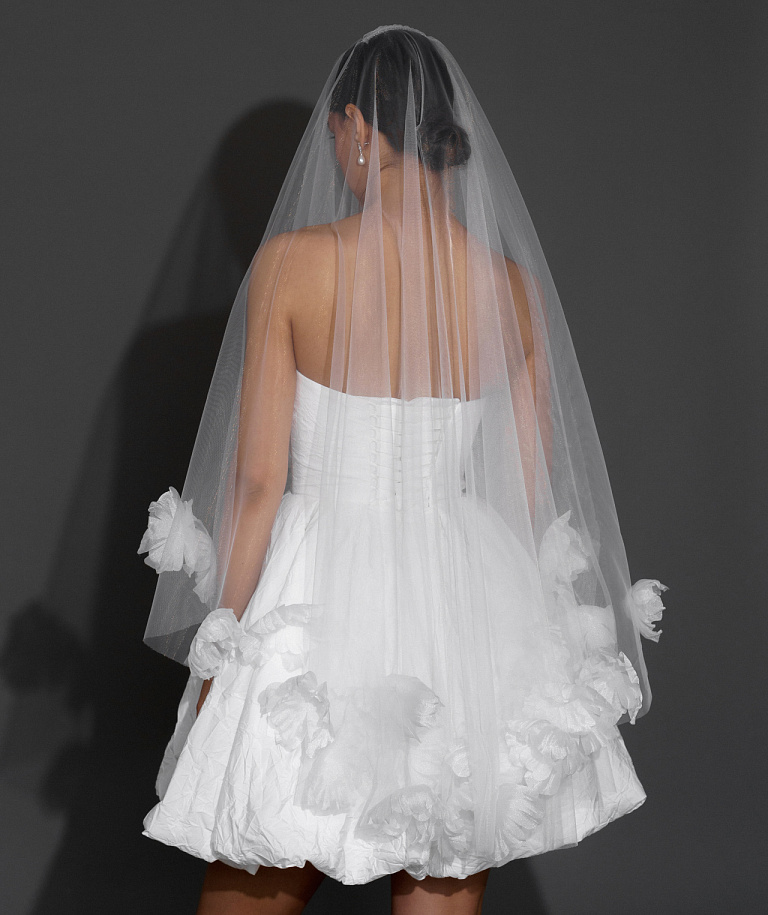 Стильное короткое свадебное платье из тафты