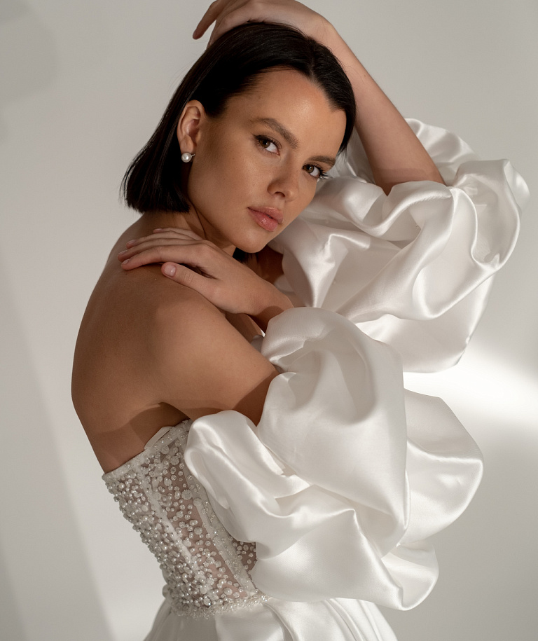 Атласное свадебное платье с жемчужным корсетом