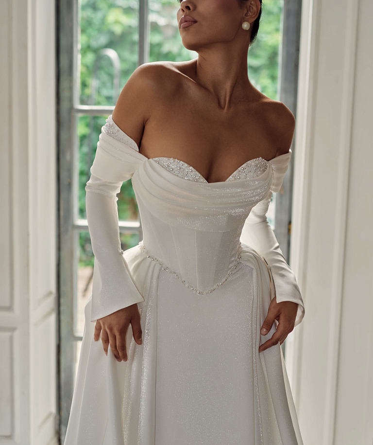 Свадебное платье-принцесса из сверкающега атласа