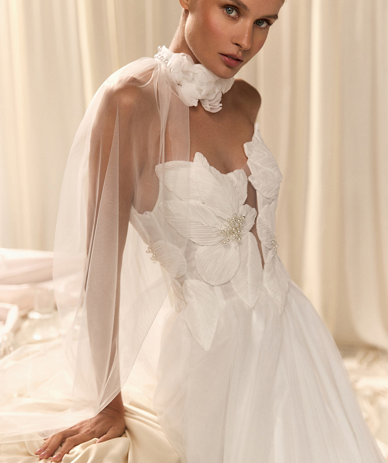 Эффектное свадебное платье с декором в виде цветов с жемчугом