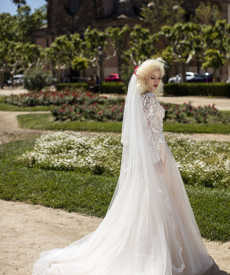 Длинная свадебная фата с объемным кружевом