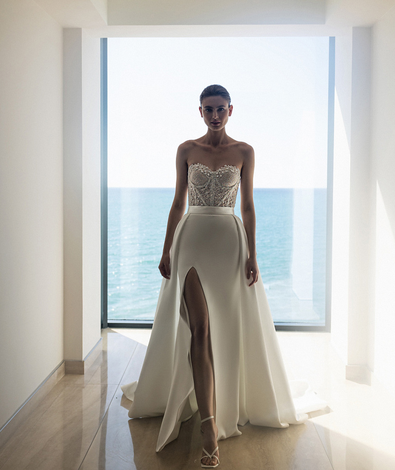 Свадебное платье с атласной юбкой и жемчужным корсетом