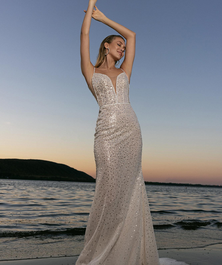 Красивое сверкающее свадебное платье