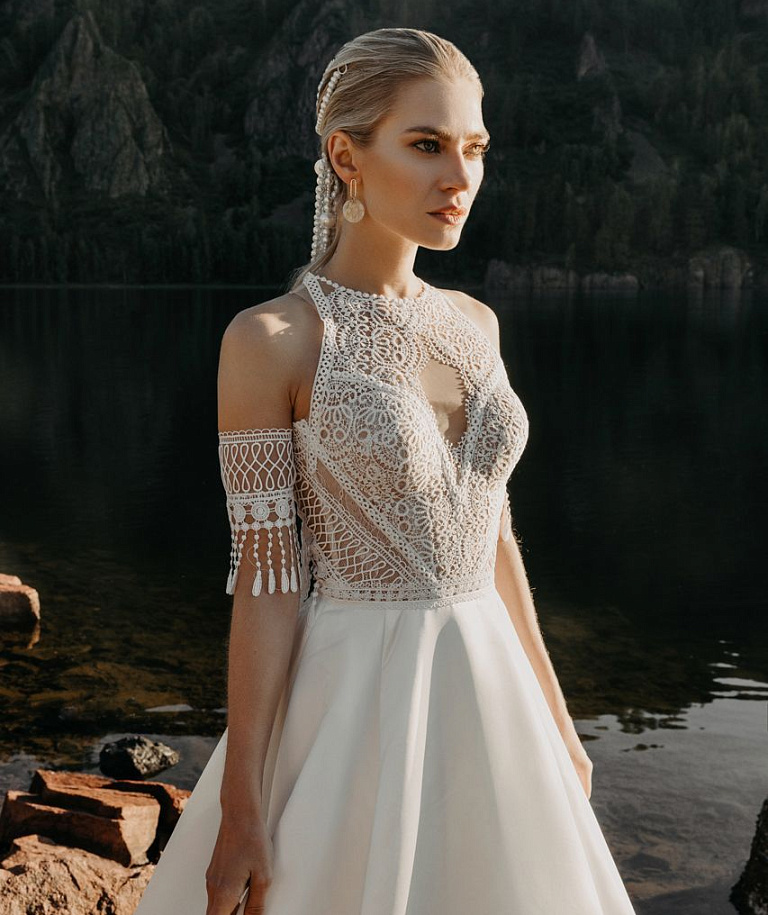 Оригинальное свадебное платья с атласной юбкой