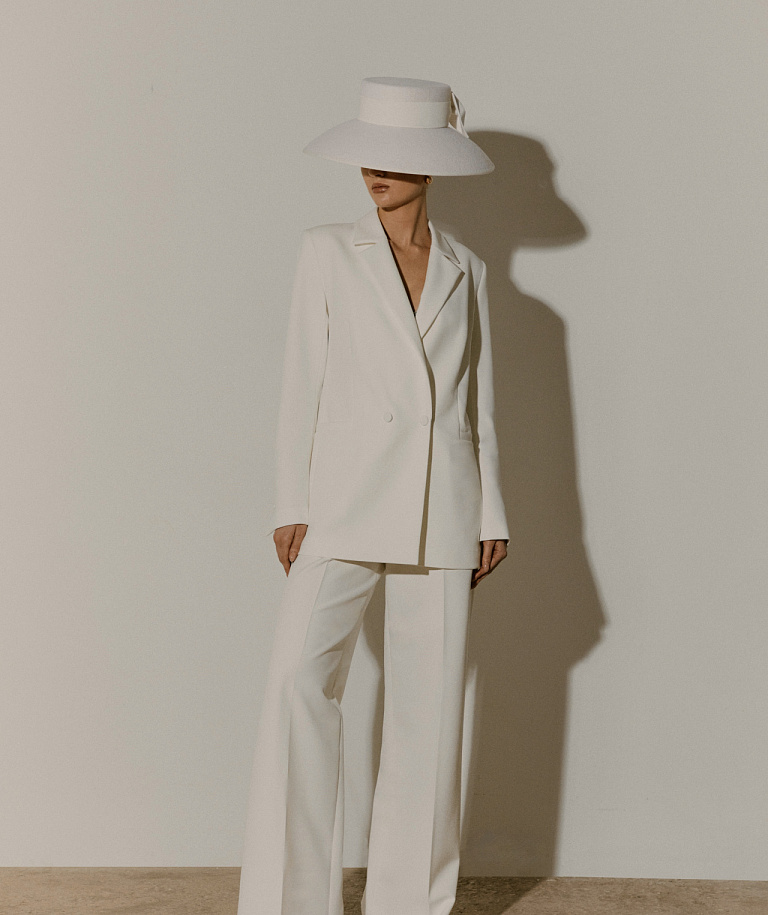 Элегантный свадебный костюм свободного кроя