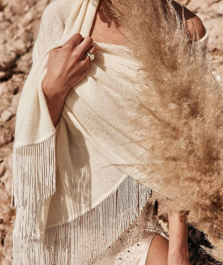 Шерстяная шаль с бахромой