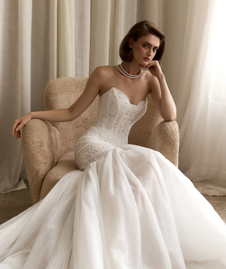 Нежный комплект с кружевным корсетом и юбкой-рыбкой