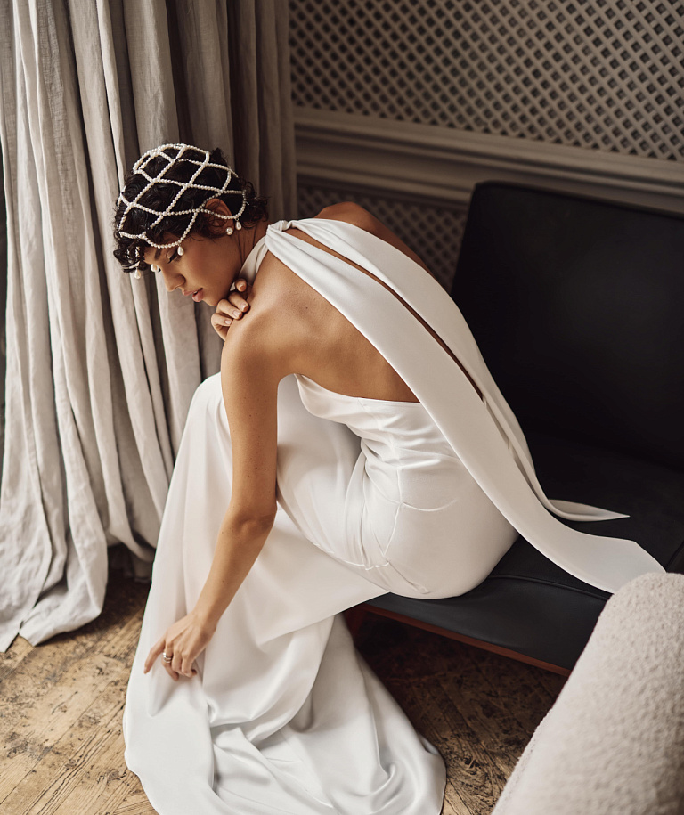 Легкое платье с воротником-стойкой