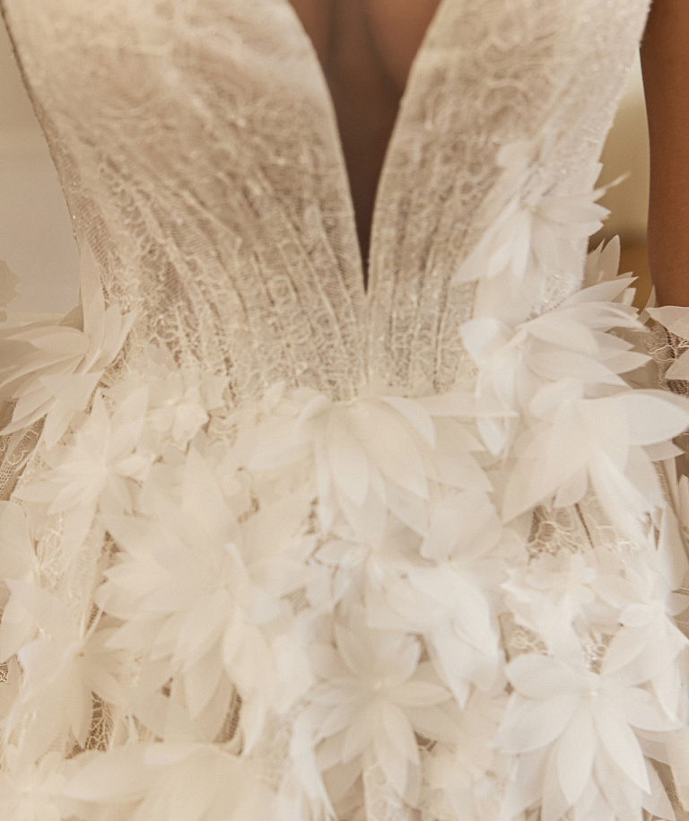 Эффектное свадебное платье с объемными цветками