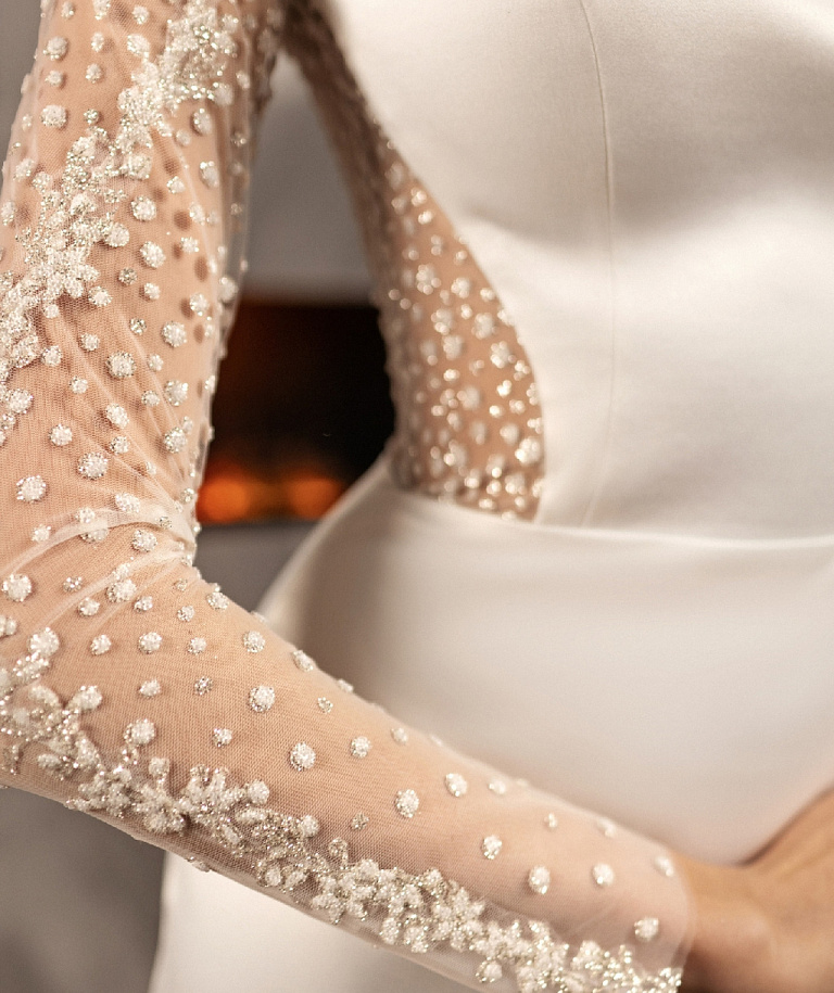 Атласное свадебное платье рыбка с кружевной спинкой и рукавами