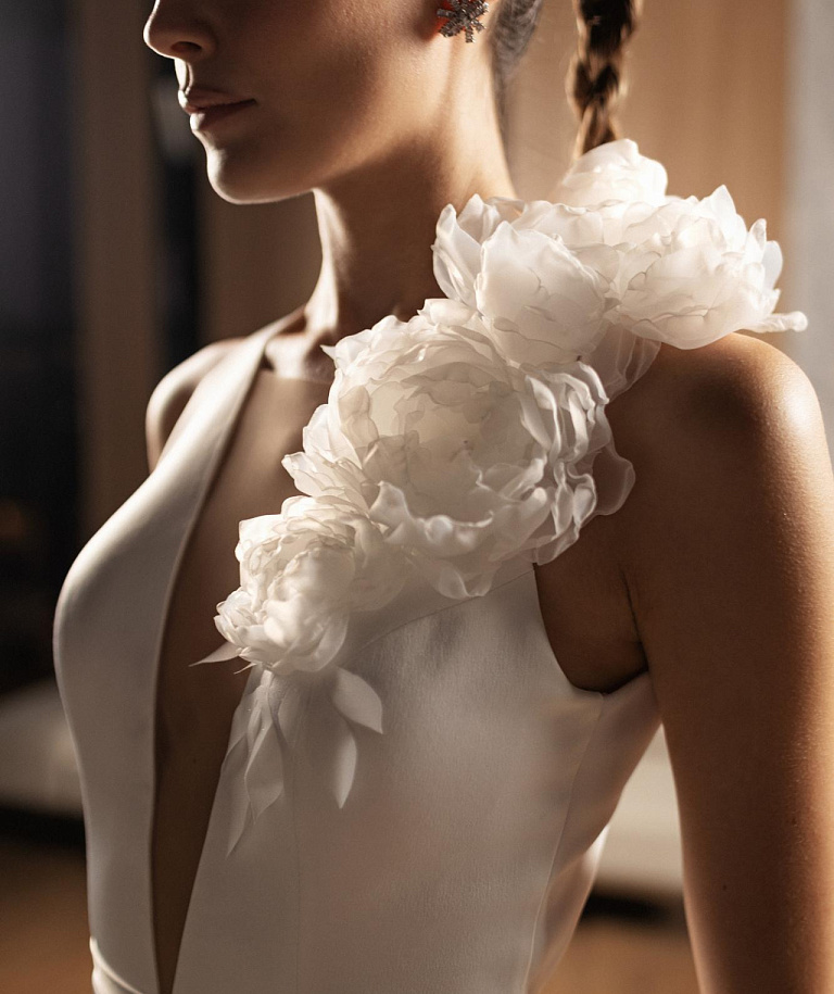 Атласное свадебное платье с объемными цветами