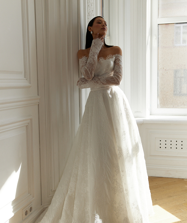 Кружевное свадебное платье с элементами атласа на корсете