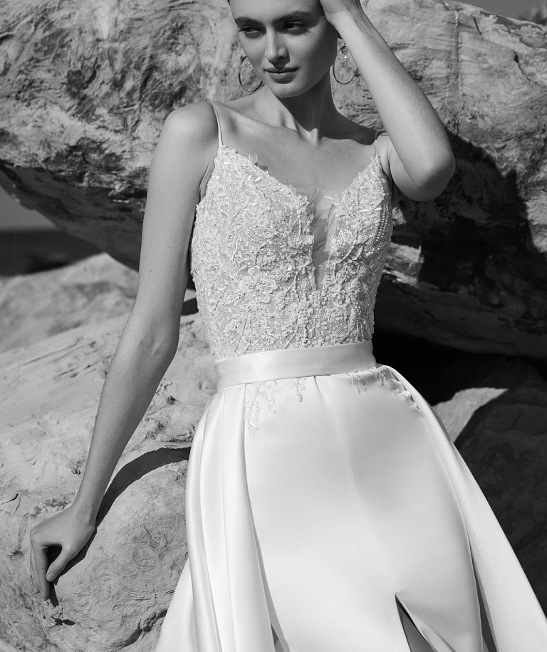 Сваденое платье рыбка с кружевным верхом на тонких бретелях