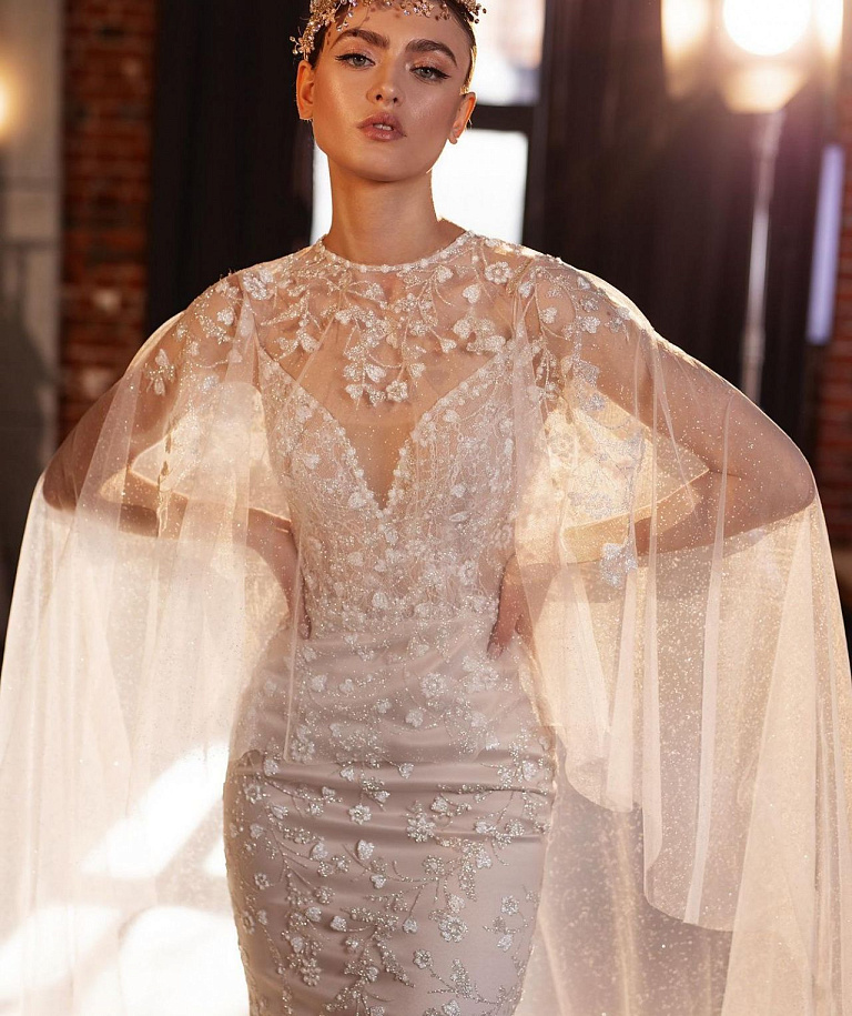 Кружевное свадебное платье рыбка с кейпом