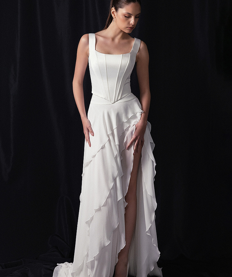 Стильный свадебный комплект с корсетом и многоярусной юбкой