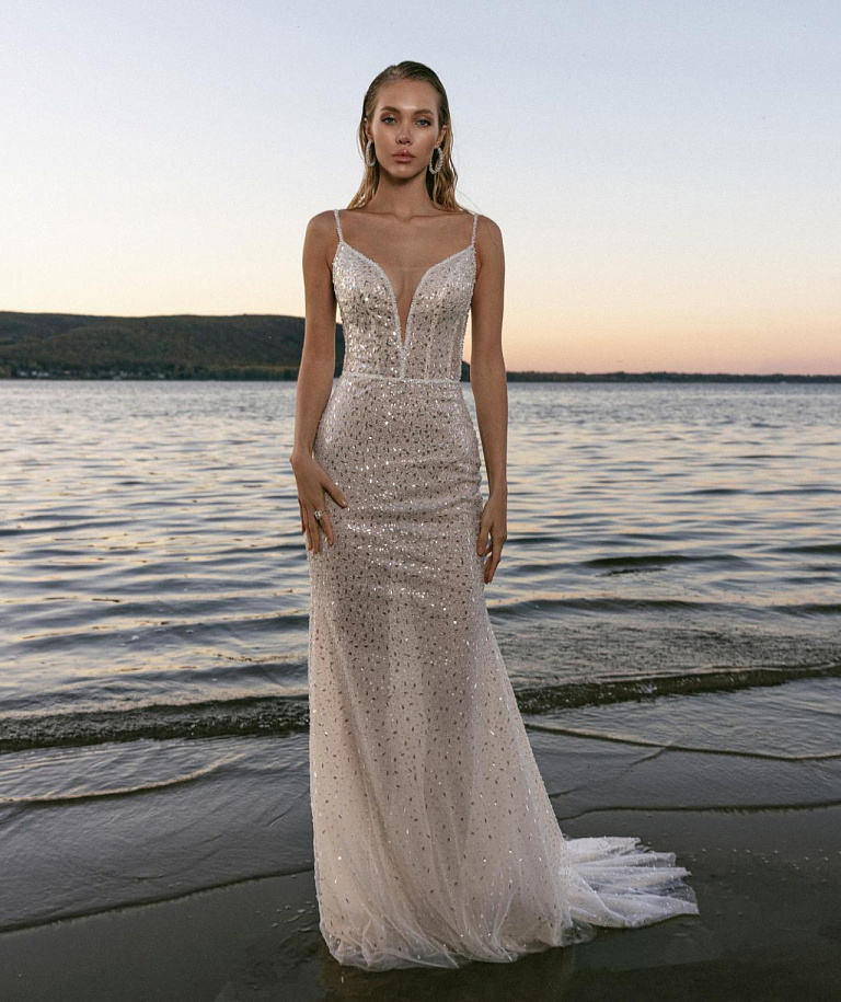 Красивое сверкающее свадебное платье