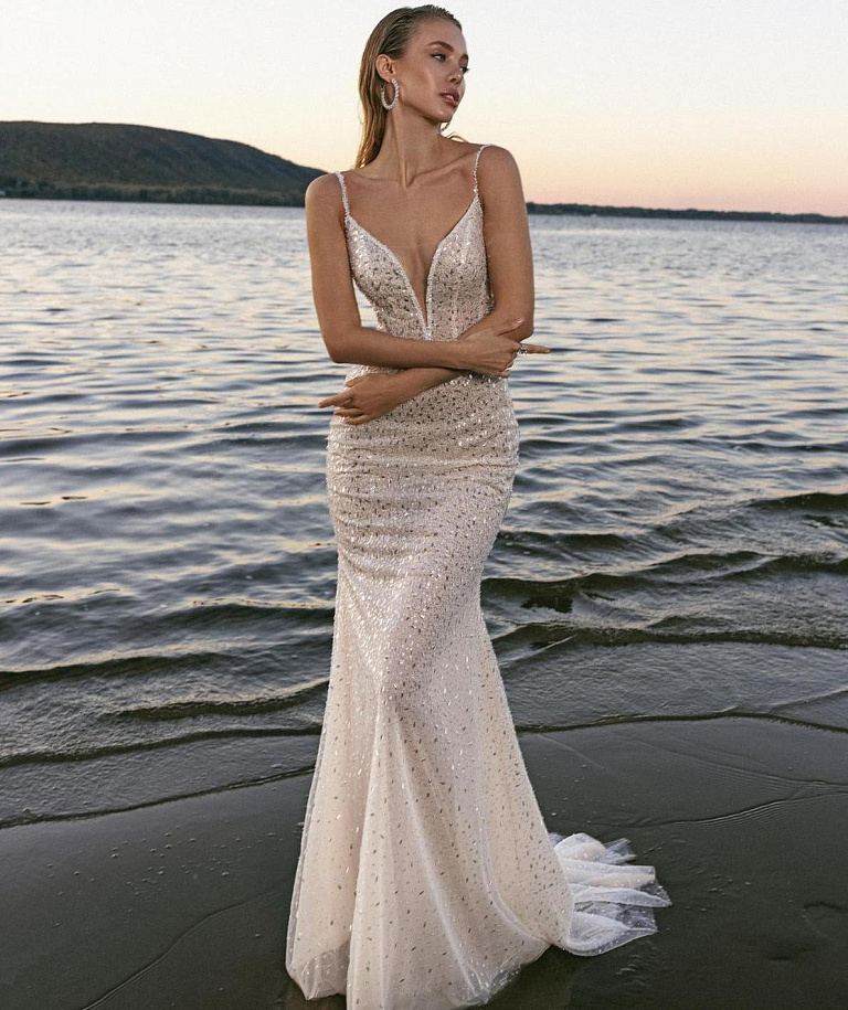 Красивое сверкающее свадебное платье