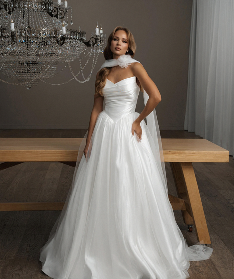 Трендовое платье с заострённой формой корсета, выполненное из благородной лёгкой ткани с деликатным блеском