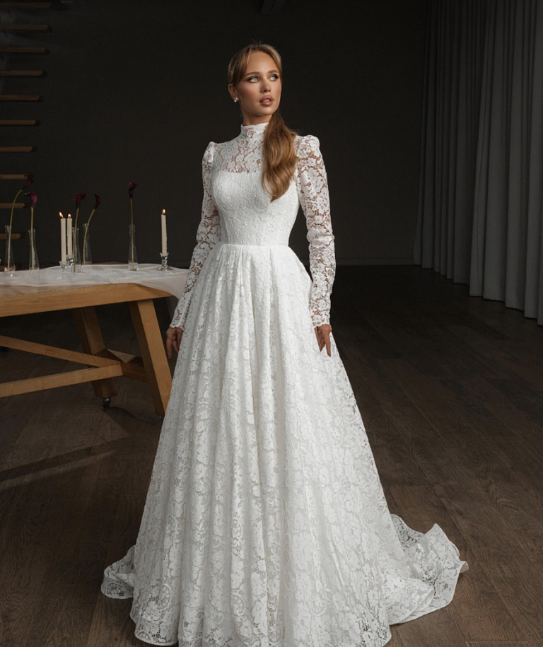 Закрытое кружевное платье с длинным рукавом и воротником-стойка