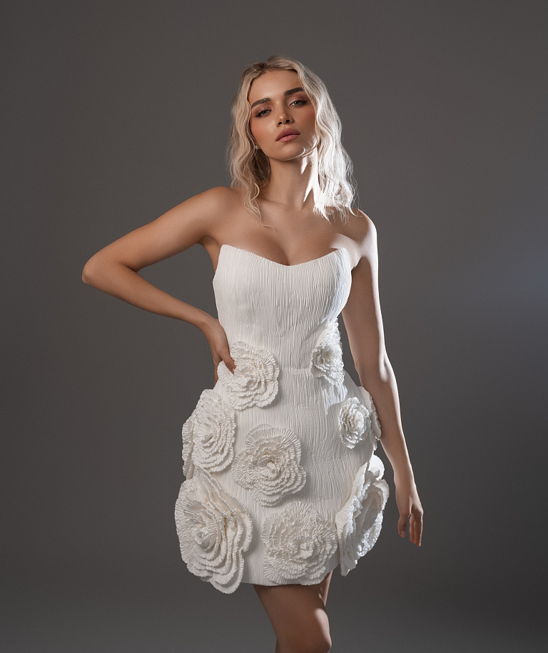 Короткое свадебное платье с 3D цветами