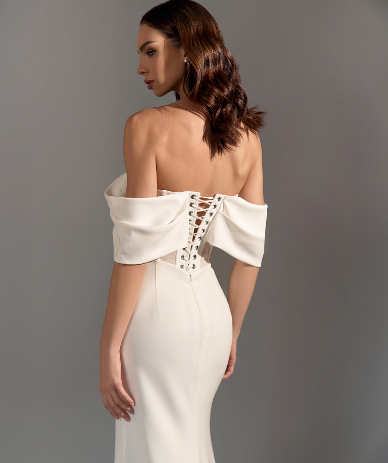 Лаконичное свадебное платье с прозрачным корсетом