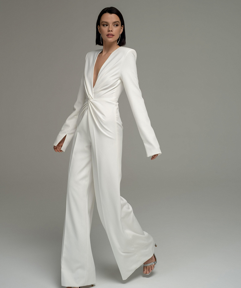 Свадебный комбинезон с декольте