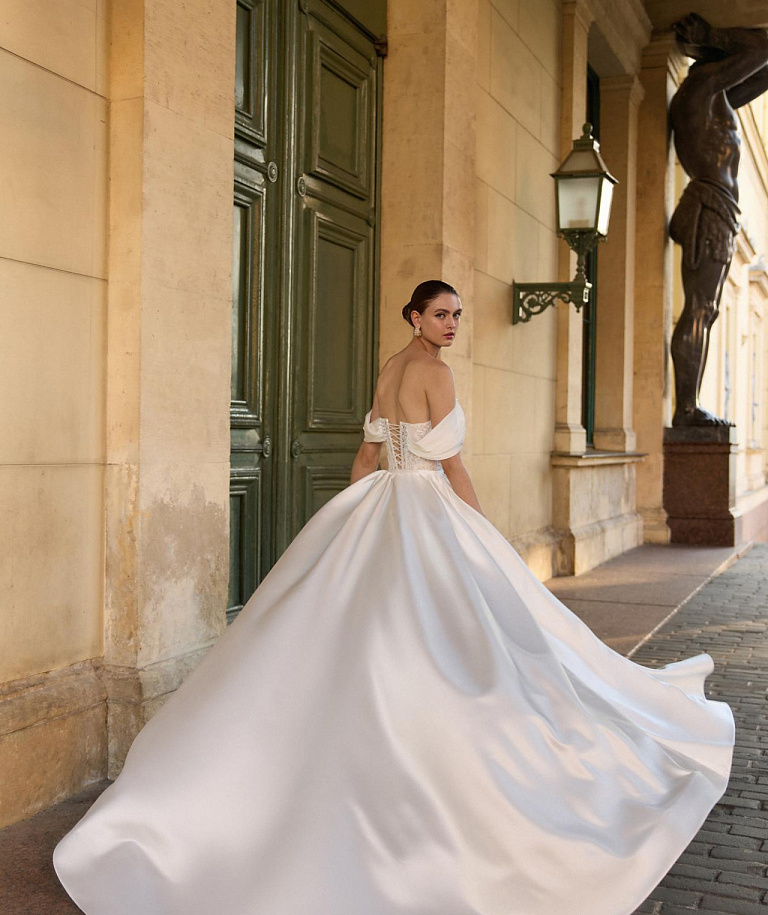 Свадебное платье русалка с атласной юбкой и кружевным корсетом