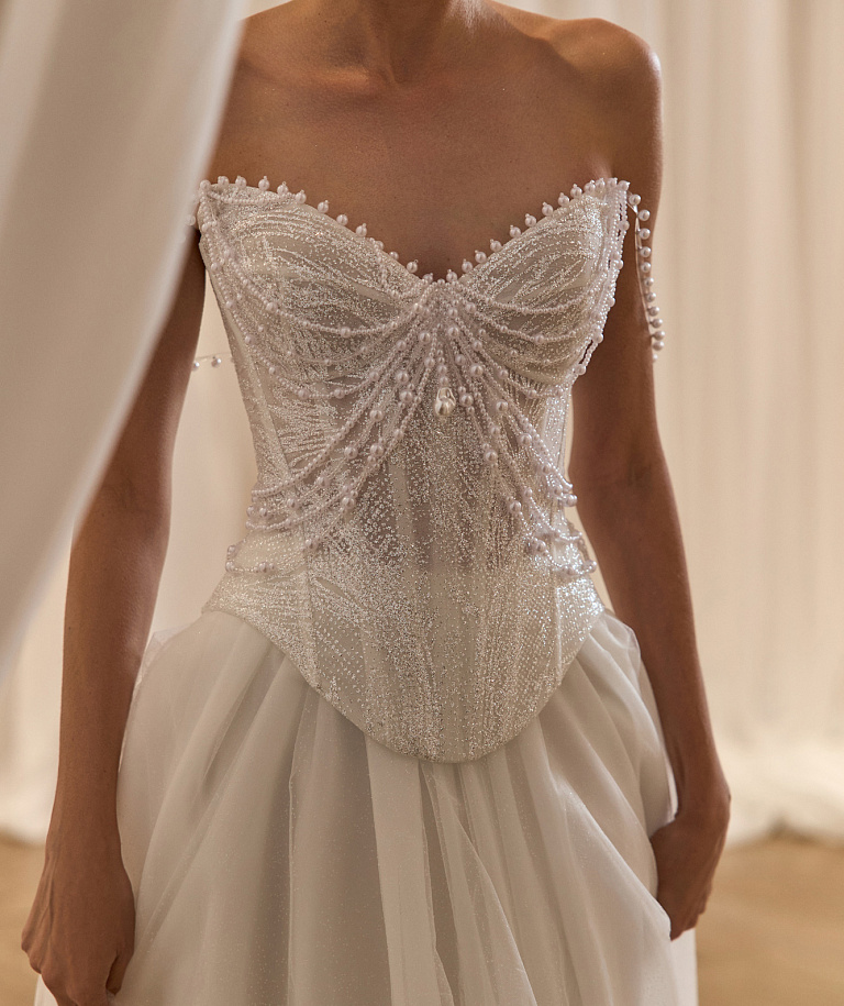 Свадебное платье с пышной юбкой и расшитым корсетом