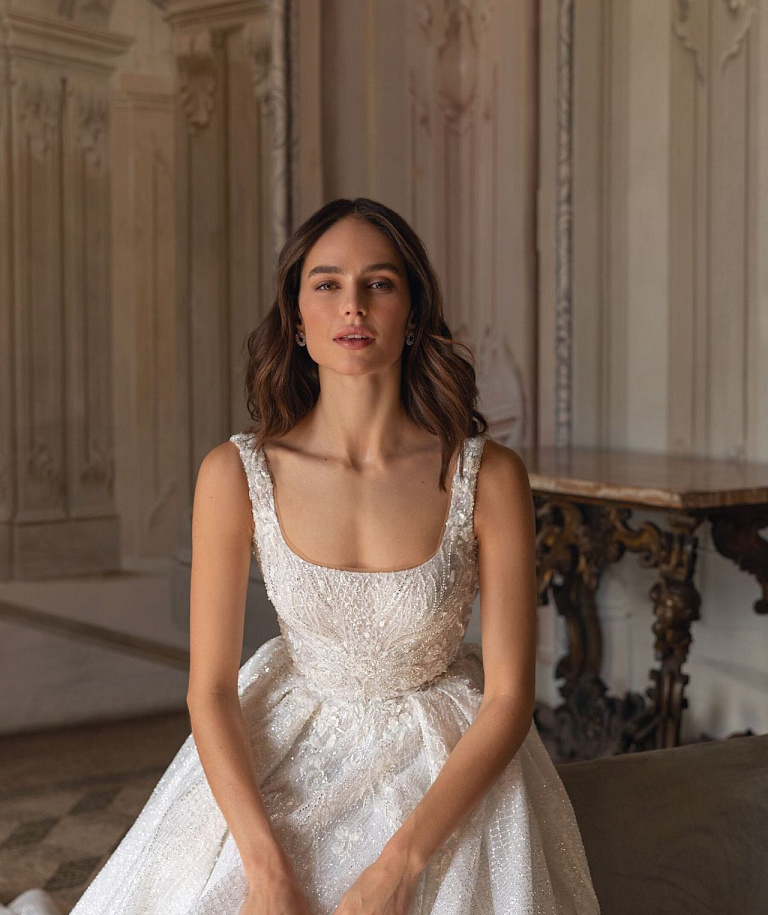 Королевское свадебное платье с квадратным вырезом