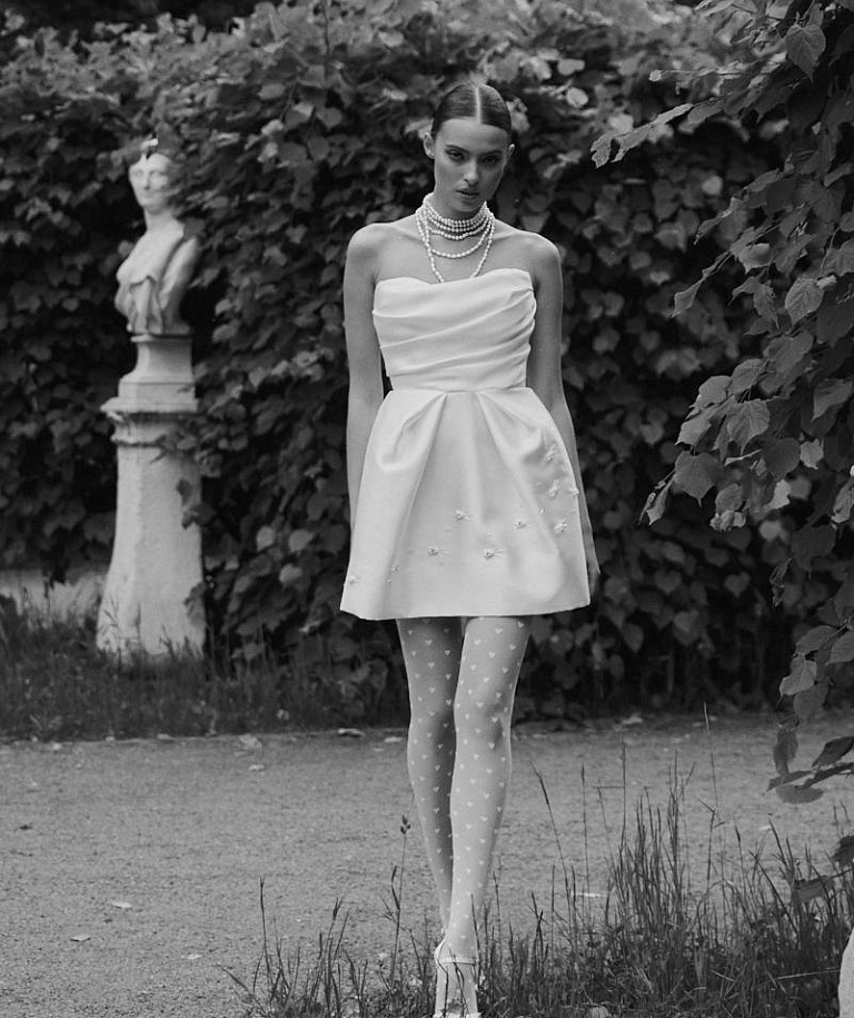 Свадебное платье мини с нежным узором на юбке