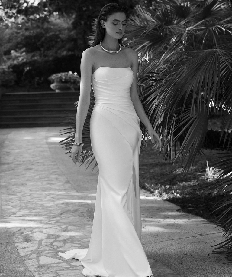 Атласное свадебное платье со сборкой на талии