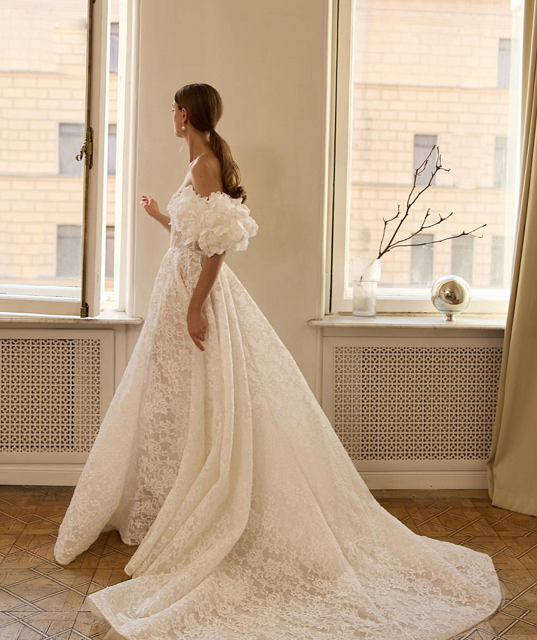 Свадебное платье из кордового кружева с цветочными бретелями